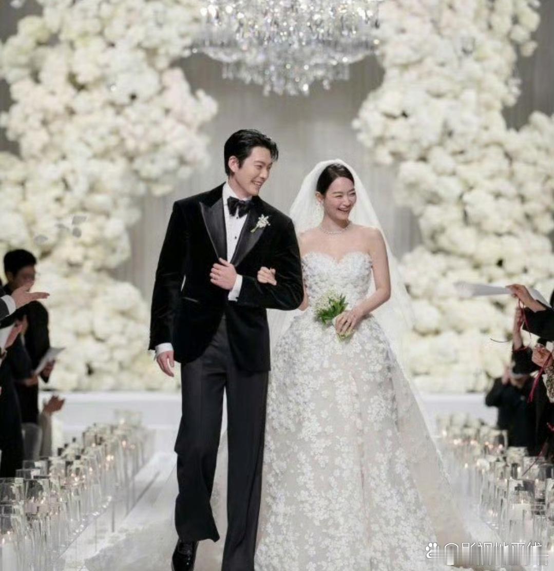 22日，公司首度公开了两人的婚礼现场照片，申敏儿白色花朵长裙宛如仙子，金宇彬西装