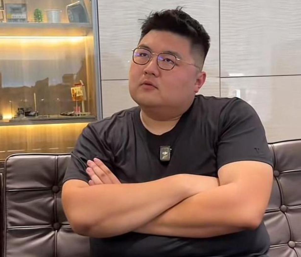 曝网红“猴哥”新恋情！轻抚对方背部，颜值身材不输前妻何钰欣娱乐