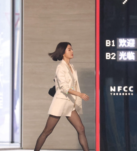 秦岚走路带风的沈真，霸总气场全开！