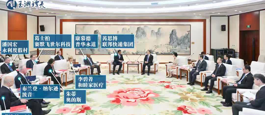 这个接待厅看上去好大，好豪华，好美！其他国家好像很少有这种豪华的接待厅！我很自豪