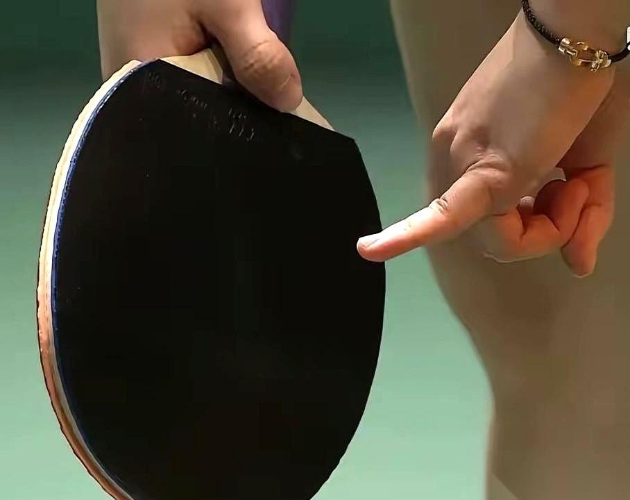 赛场上最高级的“密码”，可能就是一个小拇指。真的。孙颖莎那个翘起来的小指头。