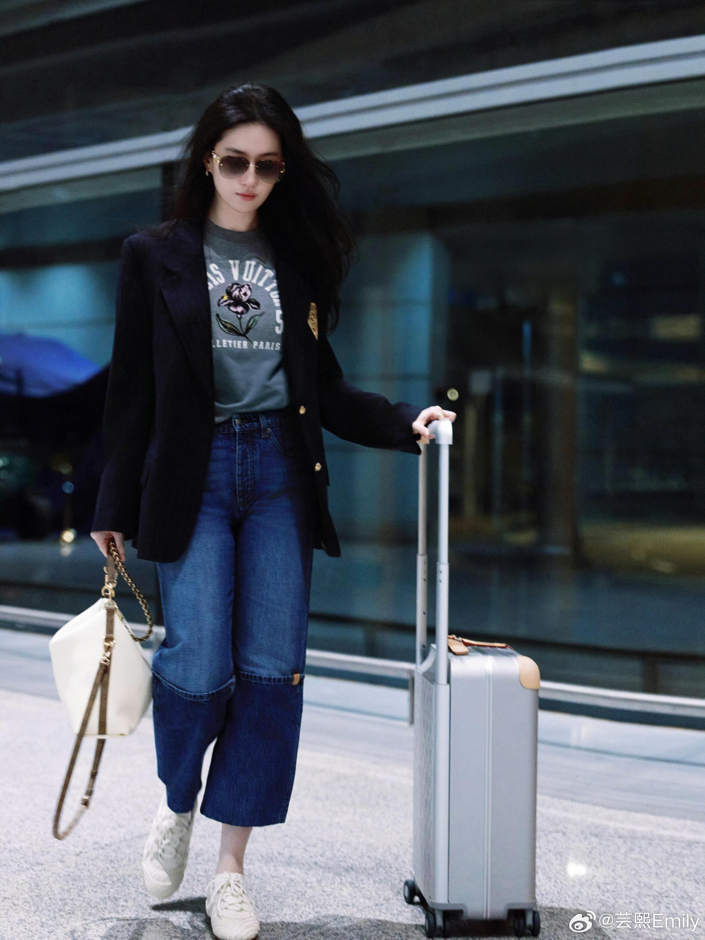 刘亦菲启程巴黎出发图LOUISVUITTON品牌代言人刘亦菲机场出发图，身着藏