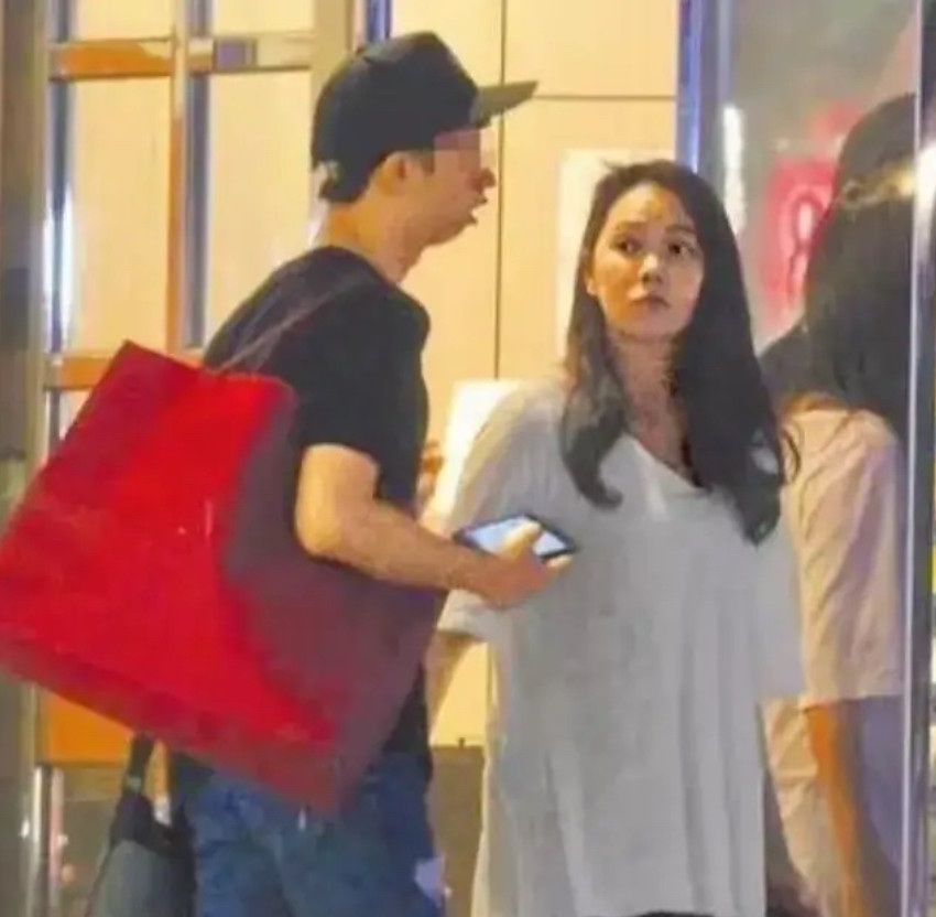 自称“好妈妈”的伊能静，没想到，却被两个孩子狠狠打了脸。伊能静的儿子恩利，因