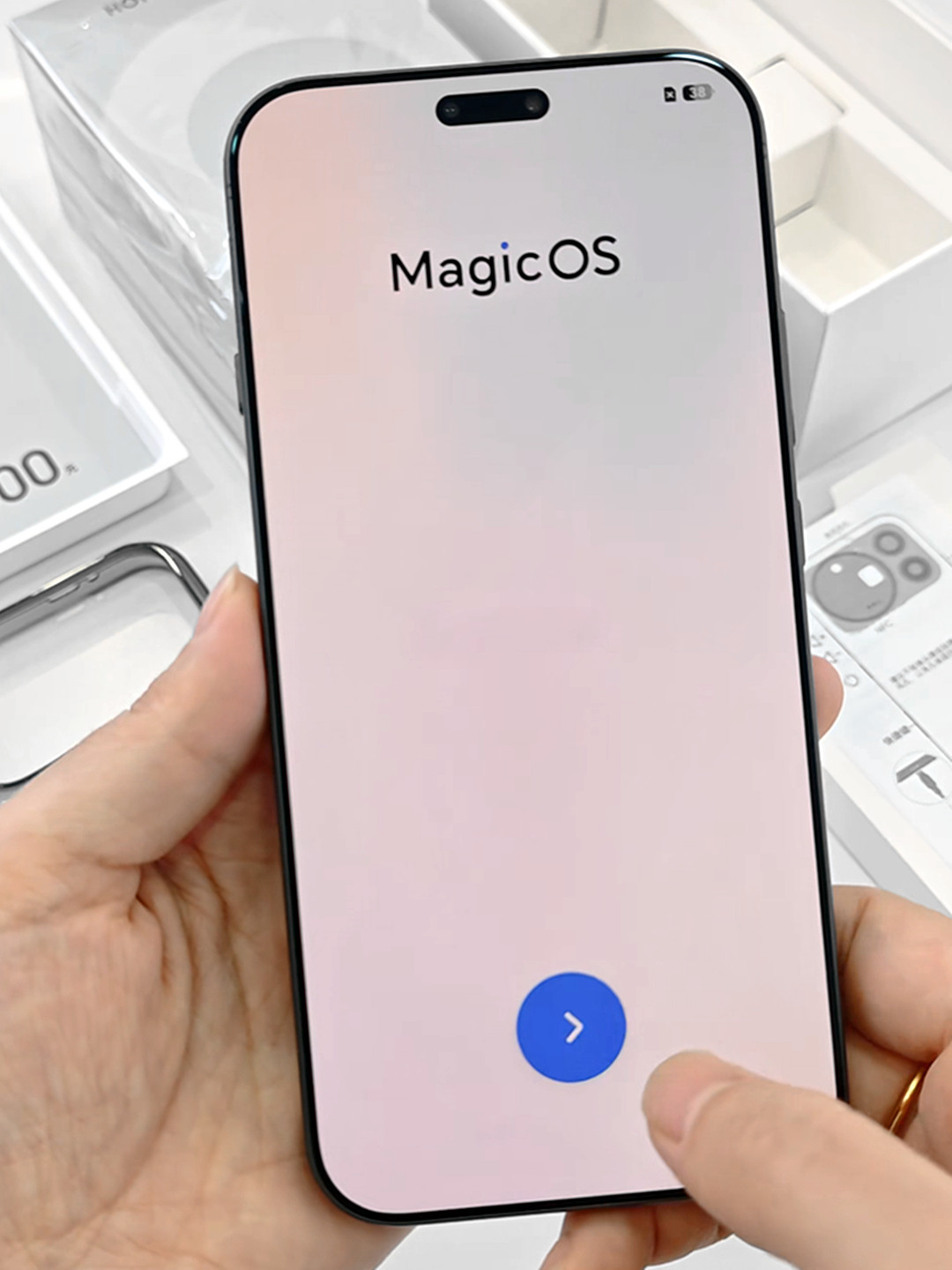 #荣耀Magic9ProMax搭载自研黑钻屏#不知道大家是否还记得这个“至臻黑钻屏”的出处？没错，这