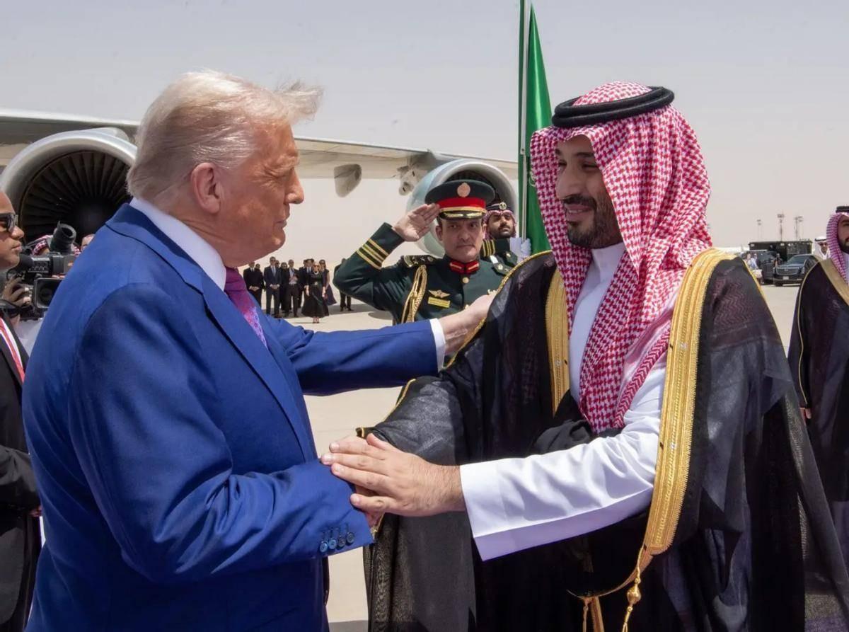 美国主动找胡塞谈了！这一次，不是胡塞喊停，而是美国通过阿曼牵线搭桥，表面看，