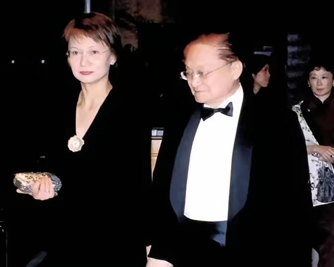 1966年，风和日丽，金庸却感到疲惫，决定去喝咖啡放松一下，结账时，他随手塞给女