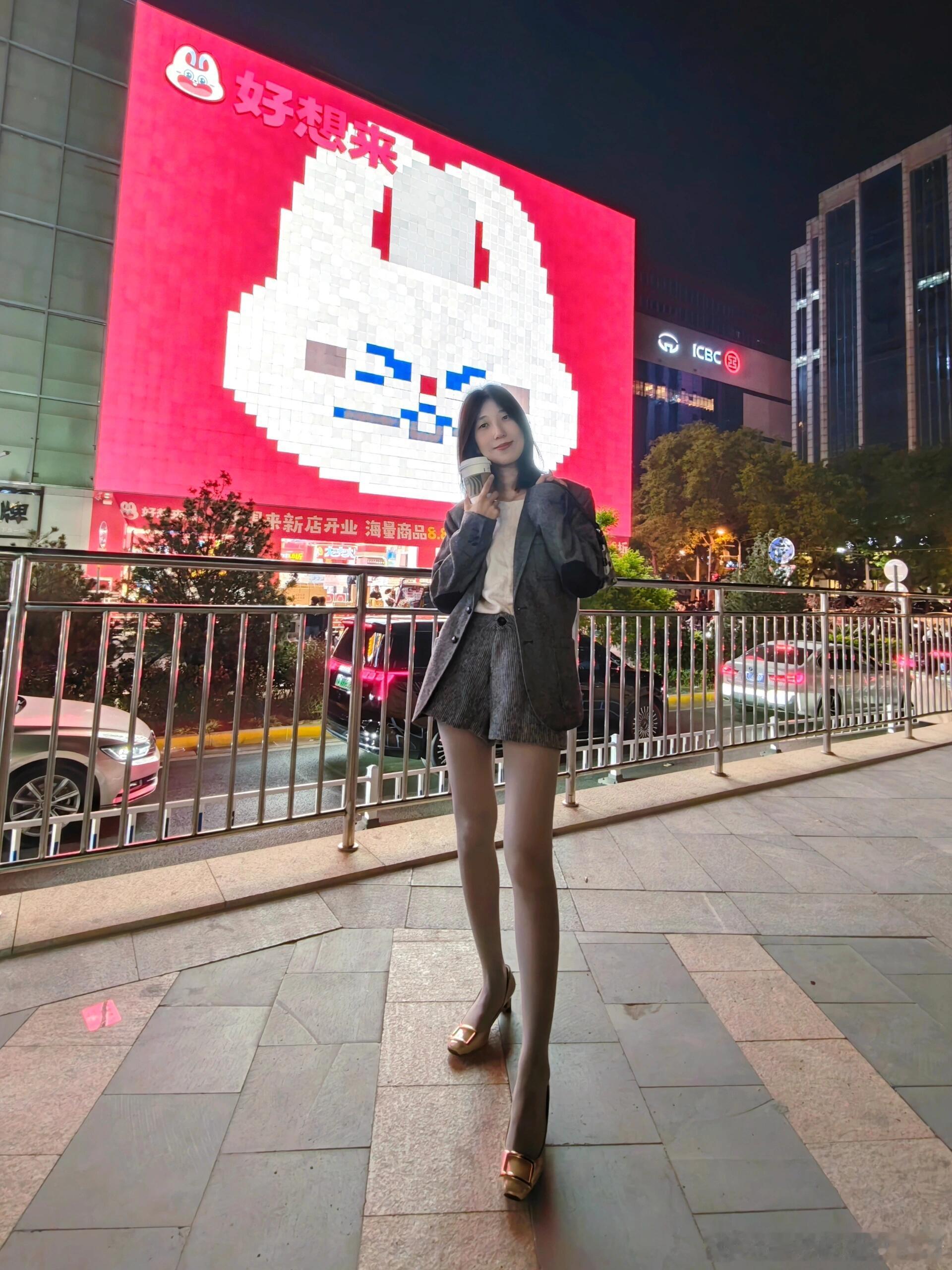 夜色下的灰色丝袜更显可爱～​​​