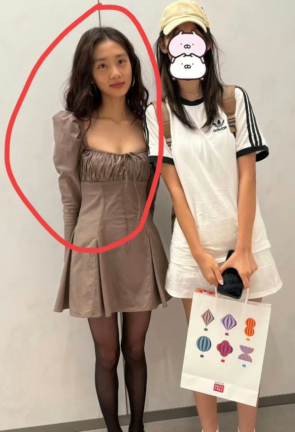 被黄多多骗了她本人跟精修的照片差距好大现实中跟素人合照又黑又瘦疲惫的像个连