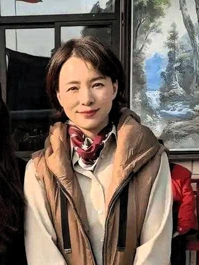 53岁董卿，消失两年后，终于被偶遇。不是在央视演播厅，而是在上海菜场。没有华