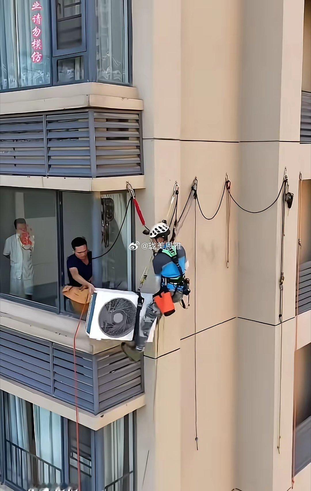 现在有的房子设计的真是奇葩空调平台不能设计的合理一点吗？