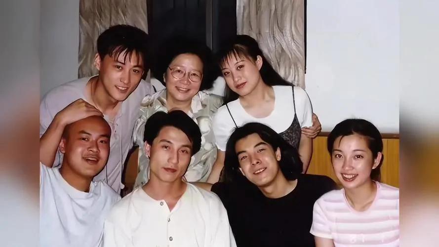 这张老照片，我只认出了笑容甜美的李冰冰、长发披肩的赵倩，与最左侧前排的廖凡，你能