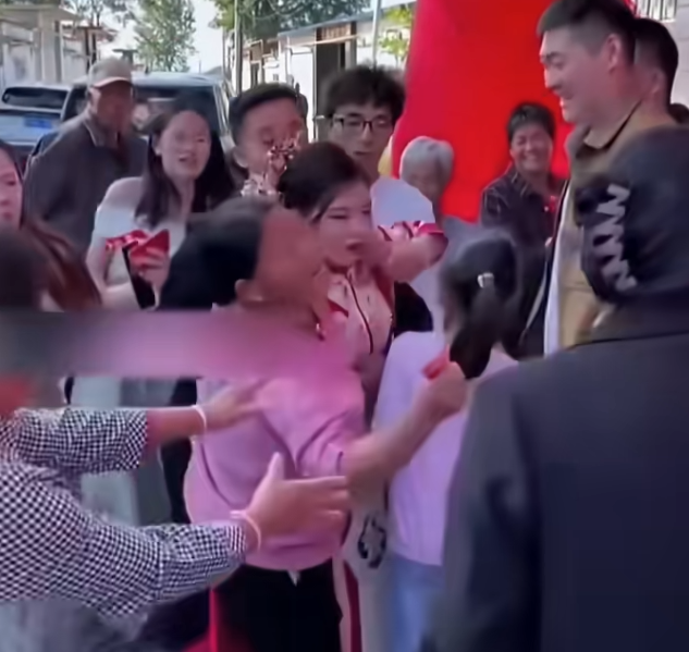 大妈为了要结婚红包锁喉新娘威胁主家上千元做的造型被糟蹋了