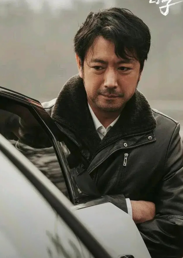 继续追剧《刑警的日子》。饰演刘子明(欧豪饰演)姐夫李巍的是演员曹炳琨。一