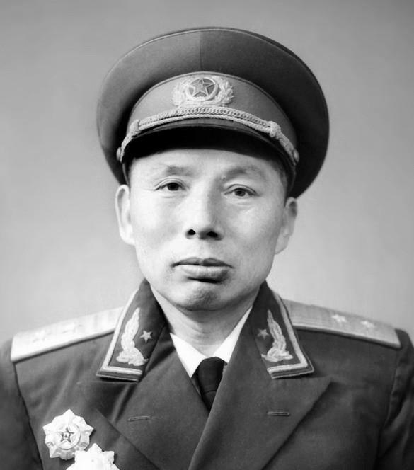 1951年，志愿军26军被美军三面合围，外号张疯子的军长下令：全军每天只吃二两粮