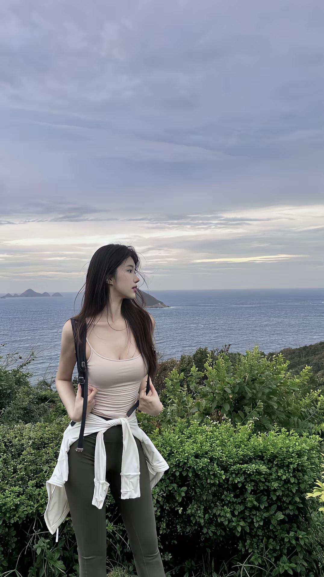 海边漫步，享受海风拂面的清新时光。🌊💙🍃牛仔裤PK裙子，哪个更受女生青睐