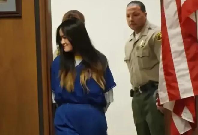 大快人心！2015年，曾拿烟头烫同学、扇耳光，赴美女留学生翟云瑶在美国法庭上，面