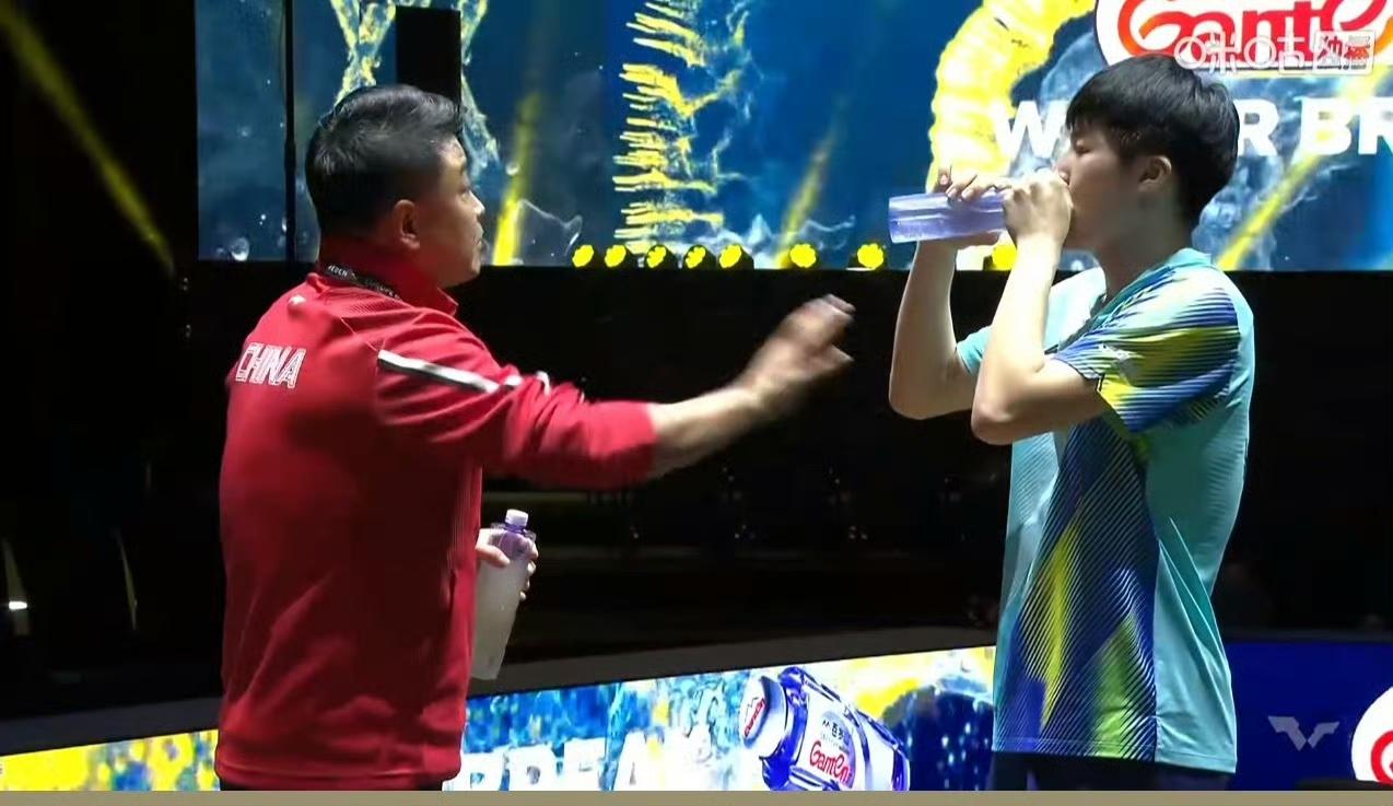 央视五套在直播呢，第一局温瑞博🇨🇳11-5先胜巴德🇫🇷​​​，小温