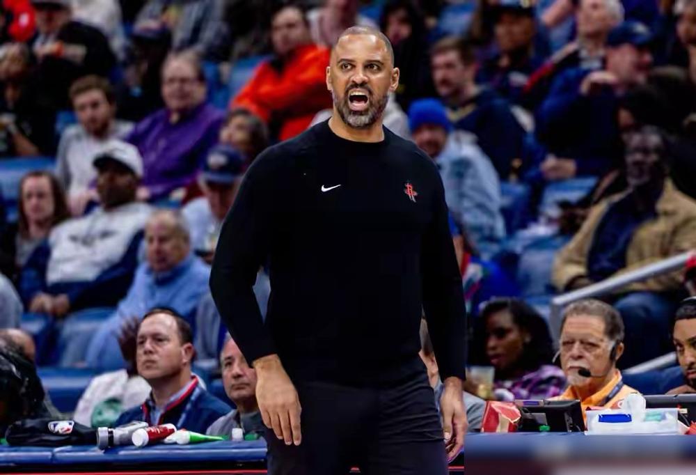 别被乌度卡骗了。他赛前卖关子，根本不是在藏首发阵容。我告诉你，他是在对手的脑子里