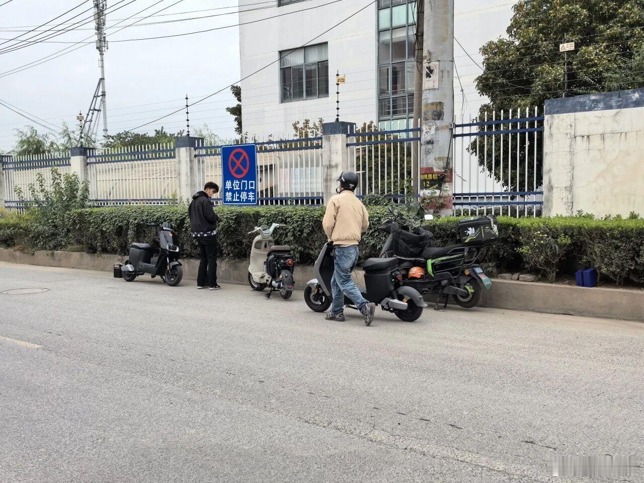 电动自行车上牌点乱象如果监管不是“时时放心不下”，那么老百姓当然是“时时放不下心