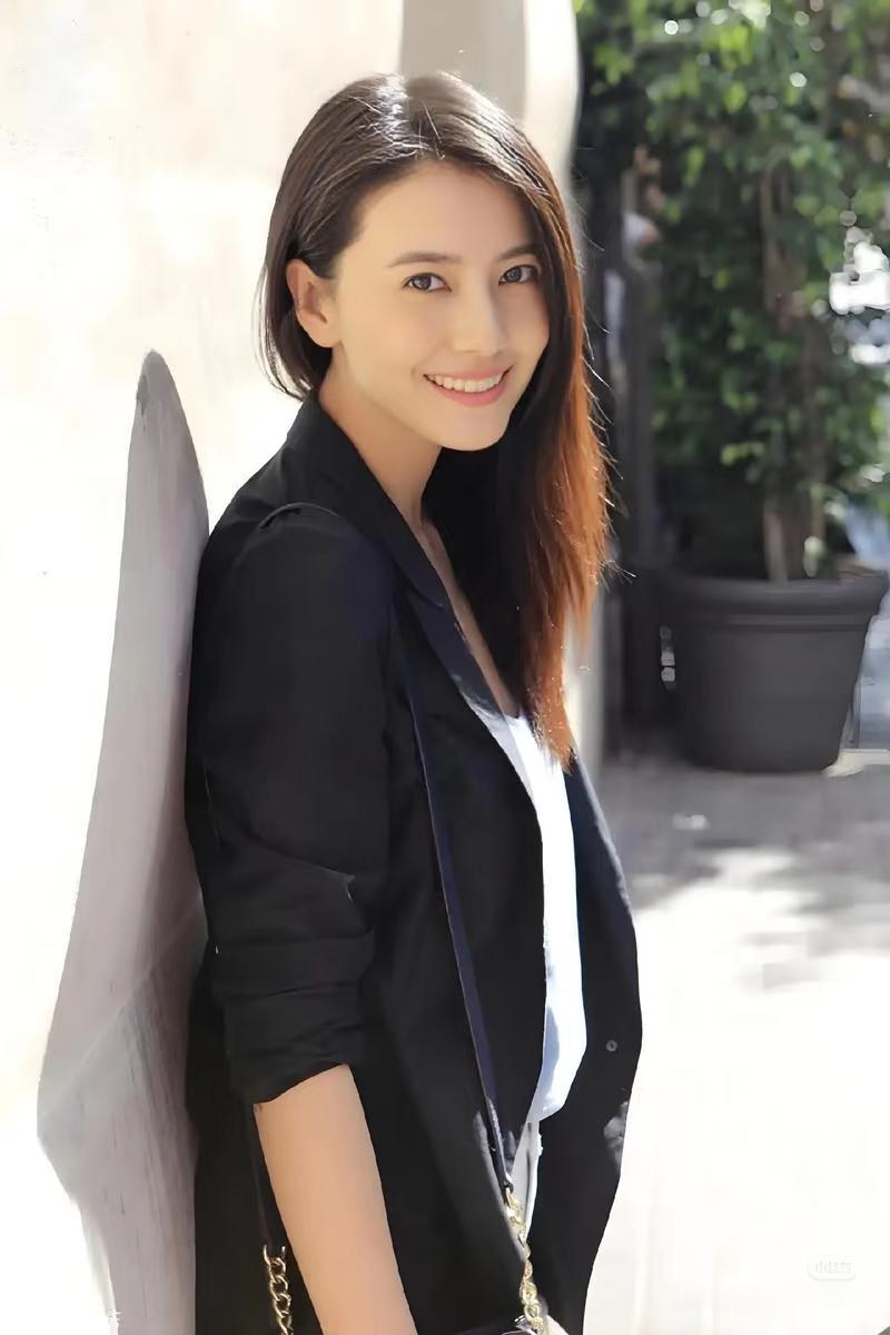 果然呀！在男同事眼里，高圆圆是那种“又漂亮又高冷”的女生，虽然她长的漂亮，但给