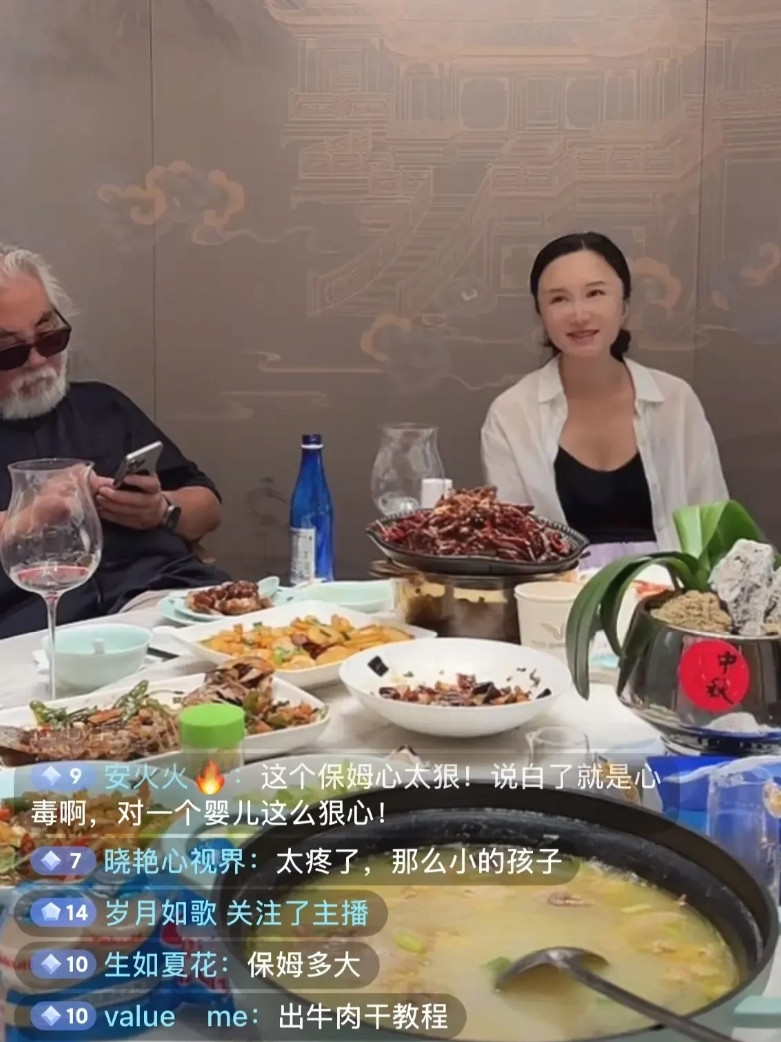 难怪张纪中对她情有独钟，确实年轻漂亮。
