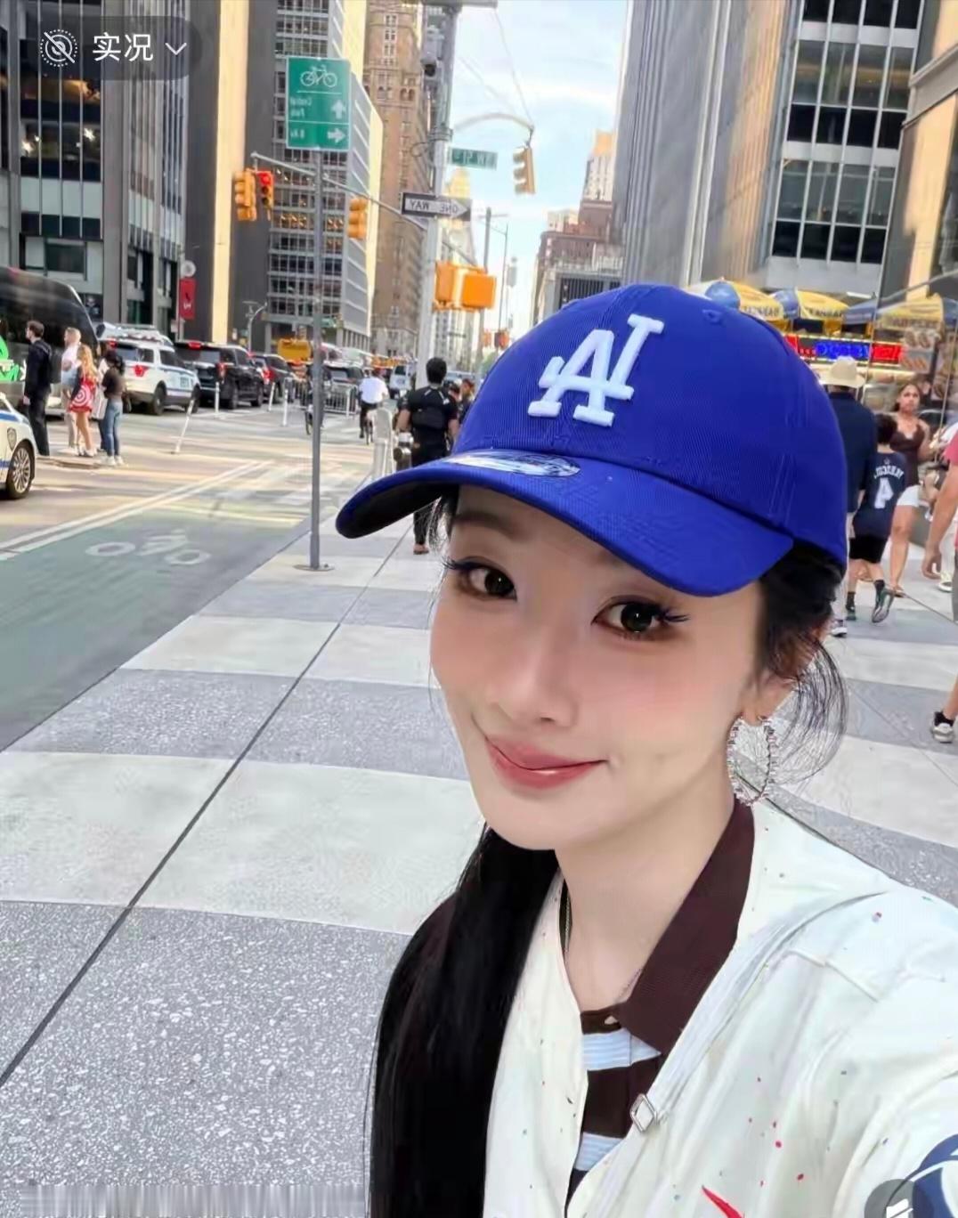 杨紫带爸妈游纽约！一套穿棒球服配牛仔裤，戴着棒球帽，一到爸妈身边秒变小孩，一家人