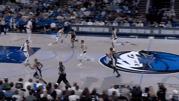 哈珀也行!马刺新三驾马车已经成型!在今天NBA常规赛马刺对阵独行侠的第四节比赛