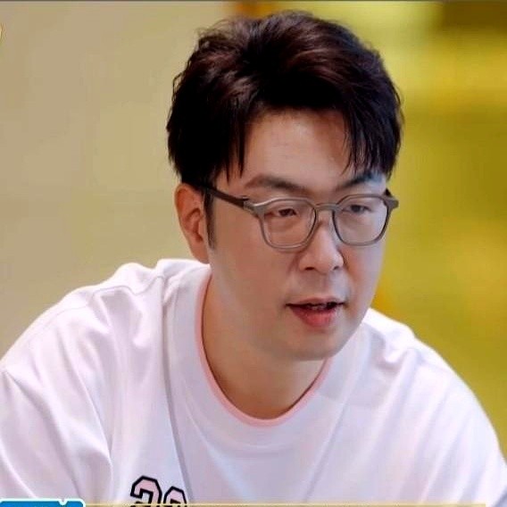 李维嘉红着眼，抖出杜海涛当年吓得躲在厕所背台词的老底。把憋了多年的局促倾吐干净后，两人抱在一起痛哭流