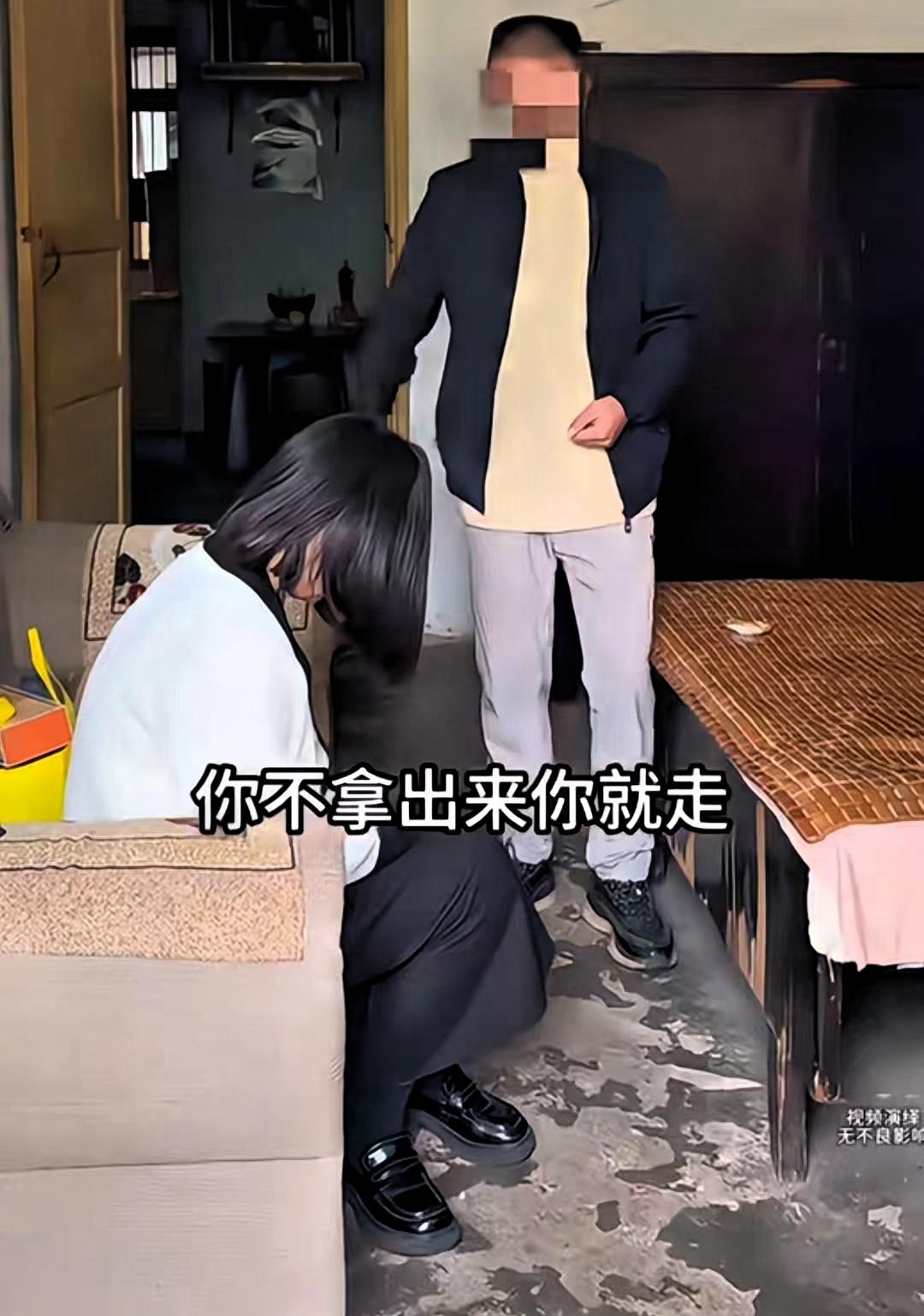 女儿离婚分到30万，父亲让她拿出来给哥哥买房子，遭到女孩的拒绝，父亲说如果不拿出