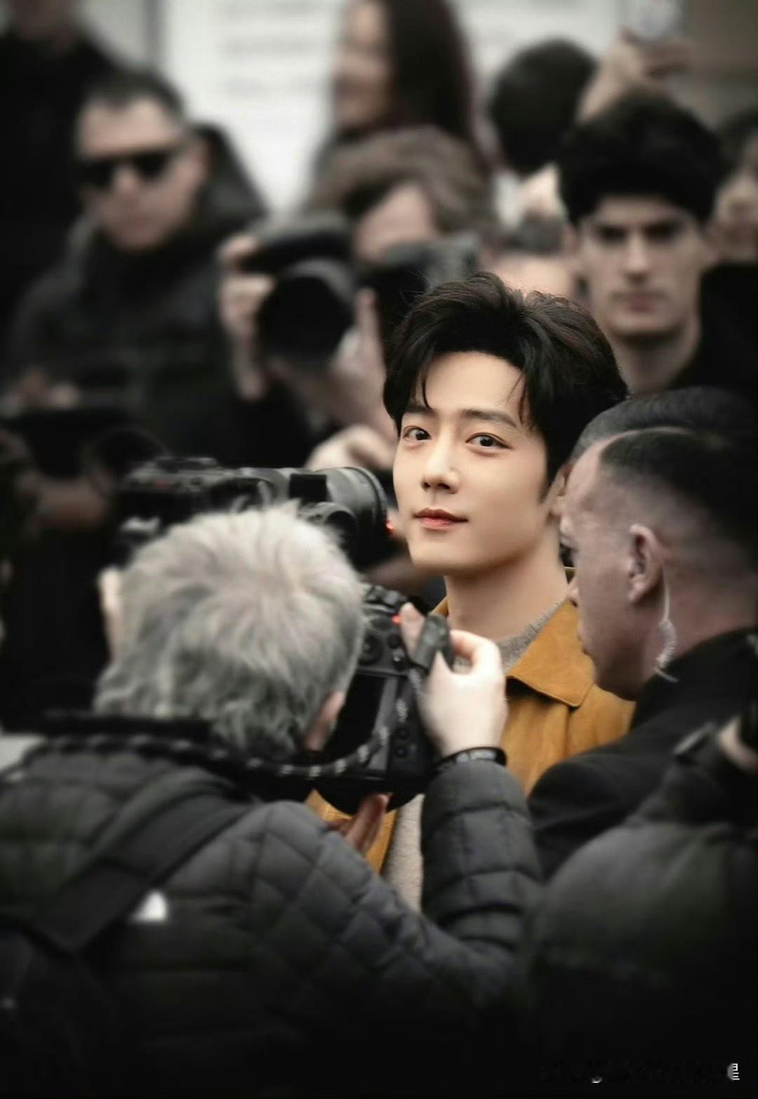 肖战tods秀场人气爆棚，高清镜头下状态超好！直拍什么角度都是巨星风范，媒体和粉