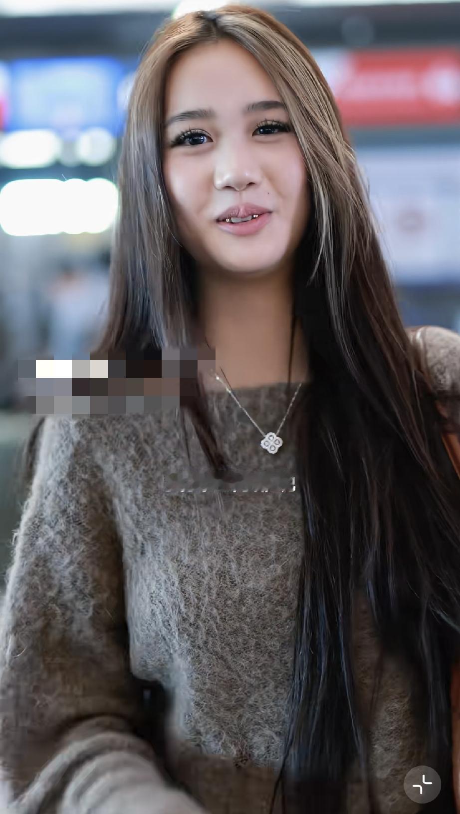9月4日，钟丽缇的小女儿考拉在北京机场与粉丝聊天，16岁的她长得好成熟，她在北京