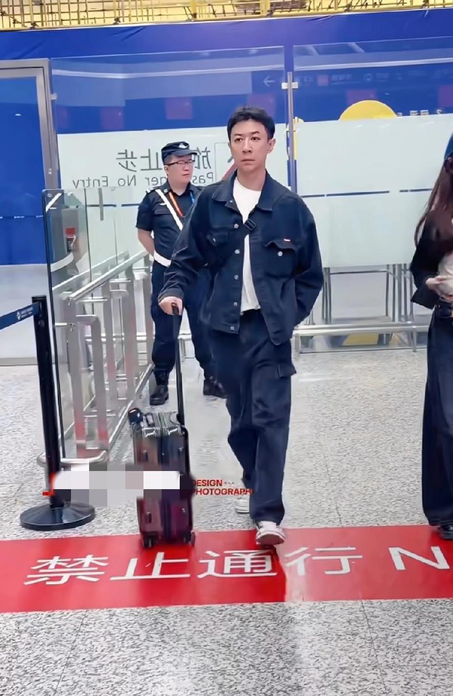 张维伊好像有点不自信，好像还不习惯这个关注度似的，我觉他短发比长发好看点，起码不