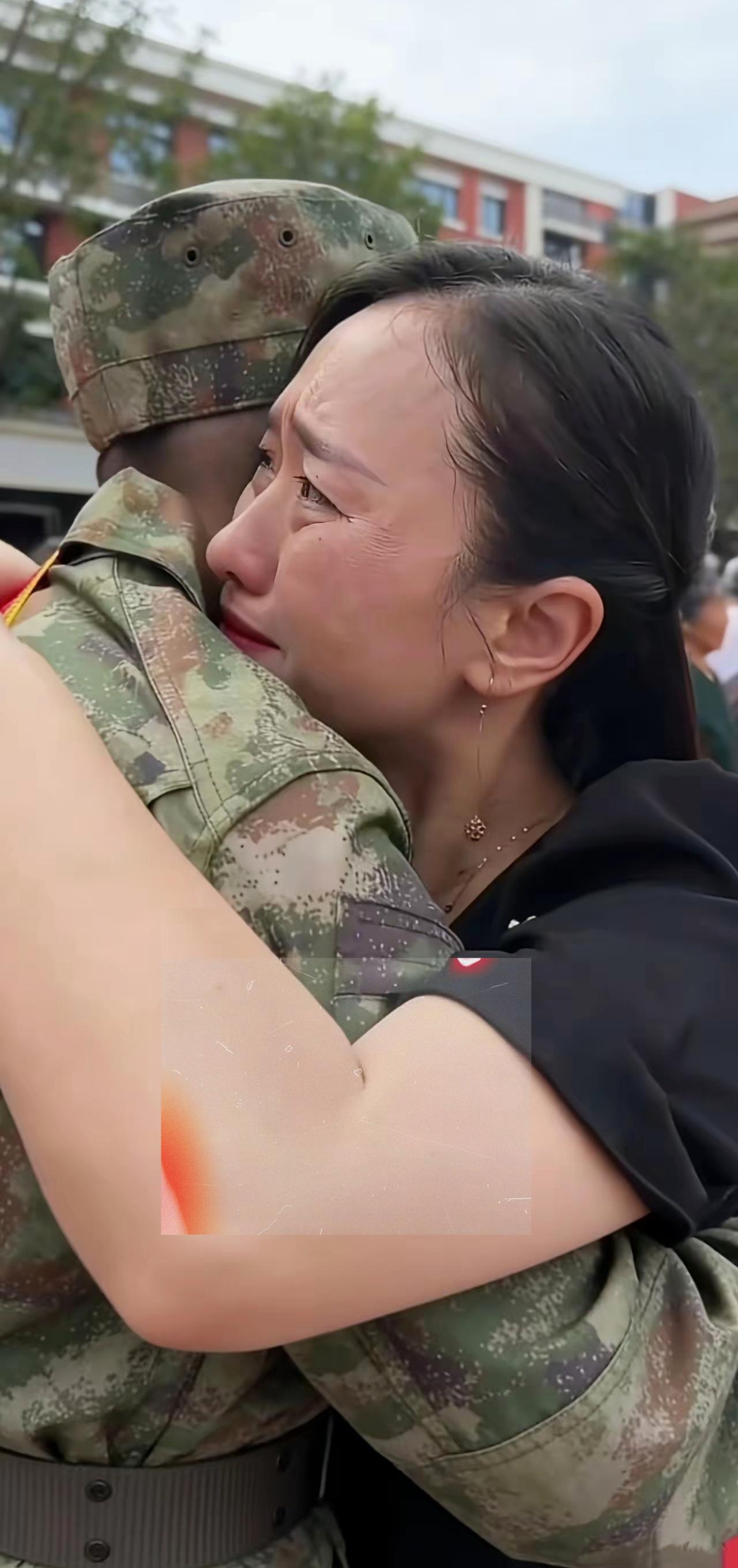 看到这个视频，我真的破防了，也眼泪汪汪。​​男孩的父亲离开已经12年了，是姑姑