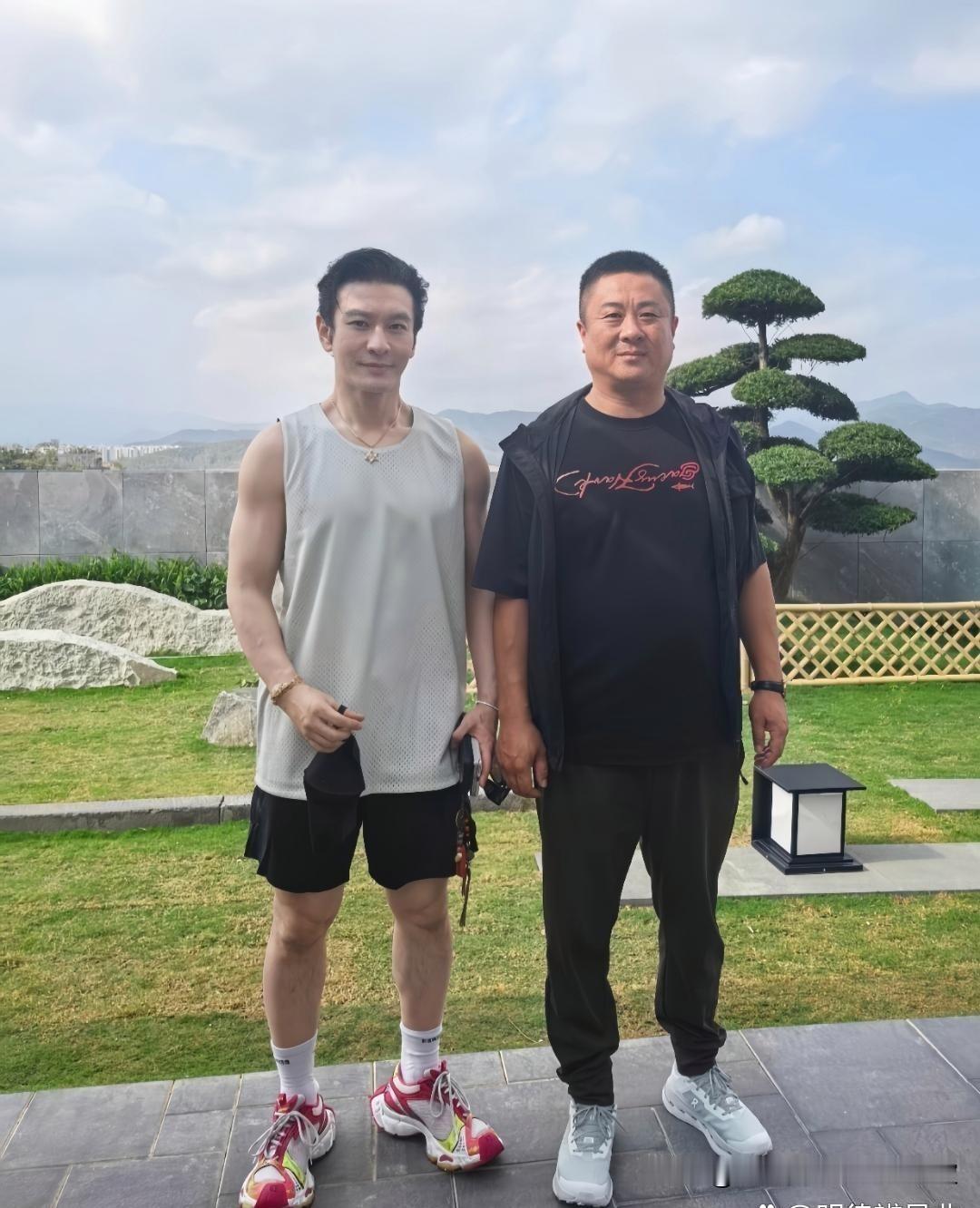 跑步还穿增高鞋，50岁黄晓明三亚度假被偶遇，一身无袖穿搭，身材壮实。运动的时候也不忘在意形象，也是很