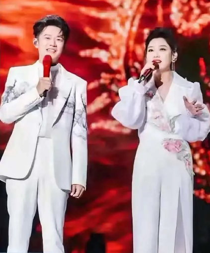 曾毅以后可能再也站不上凤凰传奇的舞台了。不是因为没人听，是他身体扛不住了