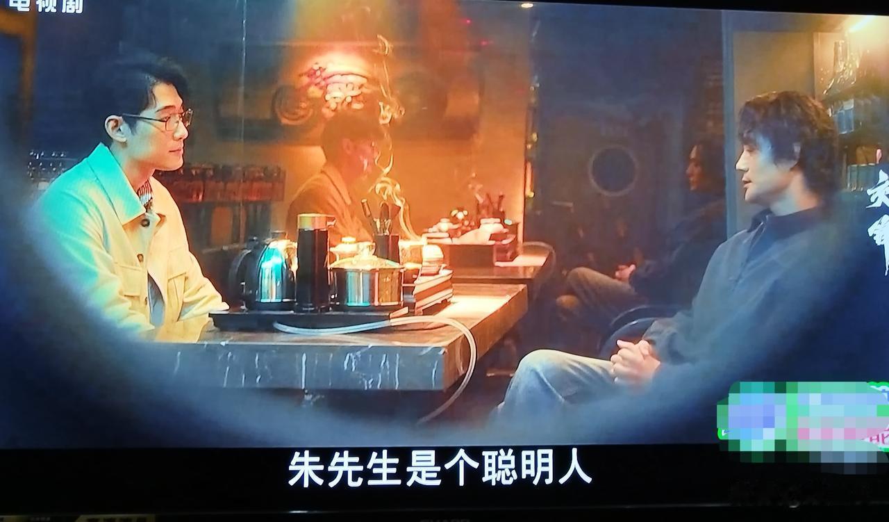 你策反我，我策反你。这种事情只能在《交锋》里才能看到。镜头1:军情局间谍杨世