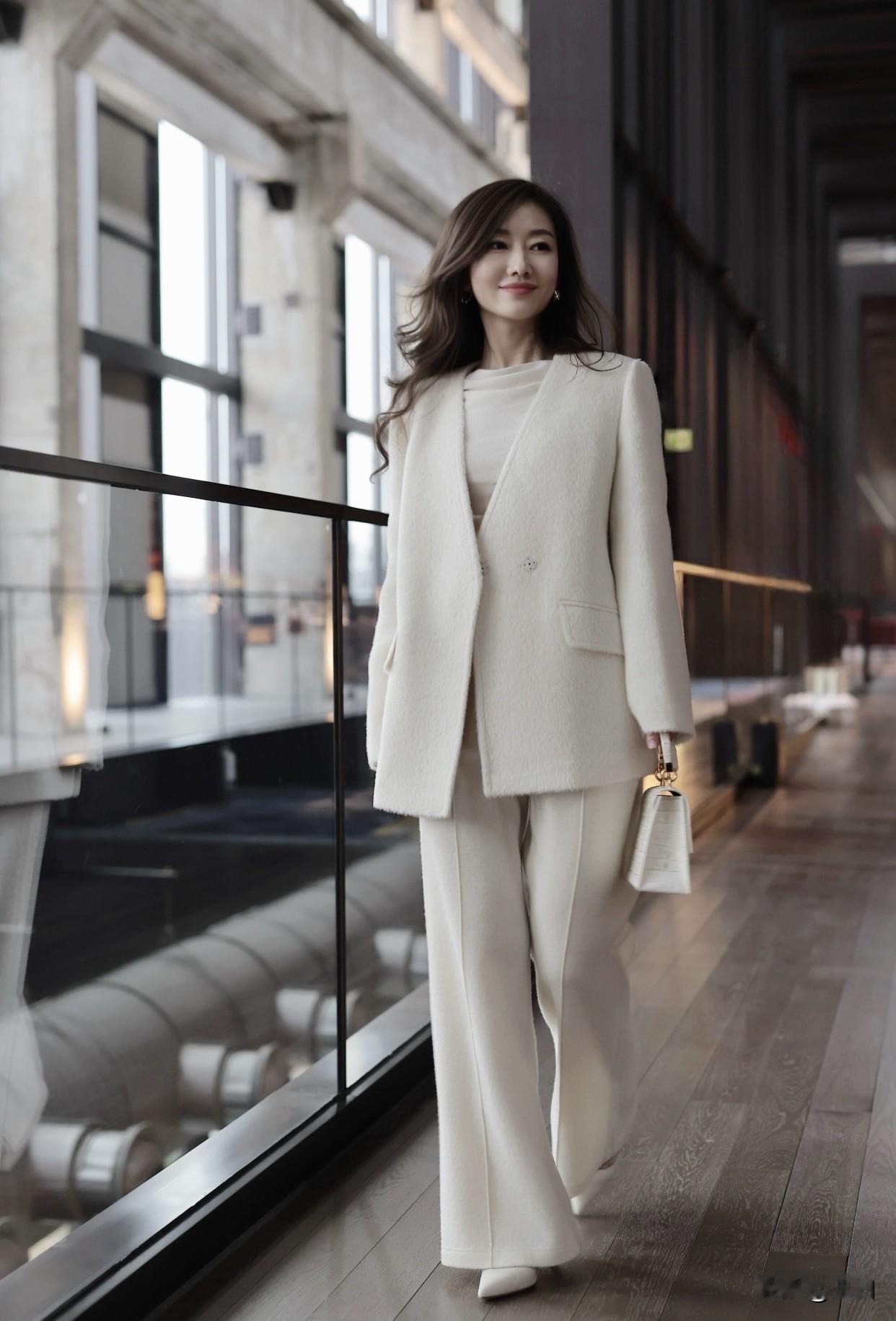 什么年龄段的女人最有女人味?30至45岁的女人韵味十足。30岁的女人在职场干练果