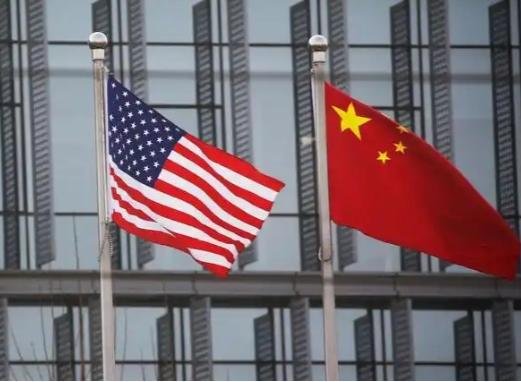 现在全球都在盯着，中美这俩巨头，跟看赌局似的，就猜谁先撑不住。有人说美国有钱，家