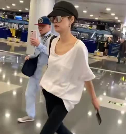马伊琍瘦成了“纸片人”，弯腰驼背，瘦成这样真的好看吗？近日，48岁马伊琍