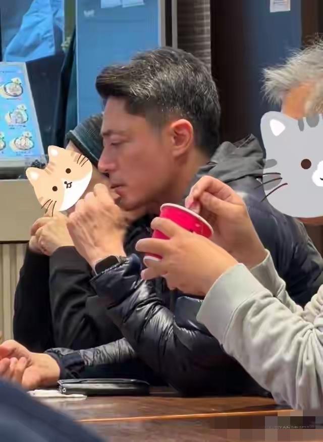大年初七台湾偶遇霍建华！他低调穿黑色棉服，发丝微白却更显从容。近年他兼顾家庭与事