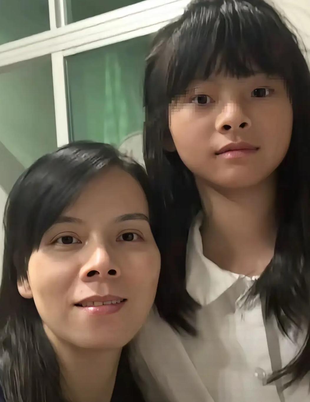 图一中的这个女孩已经不在了，被她14岁的同班同学捅26刀身亡！她年轻漂亮的妈妈在