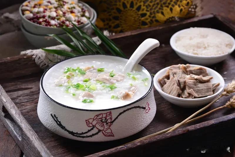 早养胃、午养心、晚养百脉。早晨养胃宜食温软早餐，如粥、山药，忌生冷刺激，可