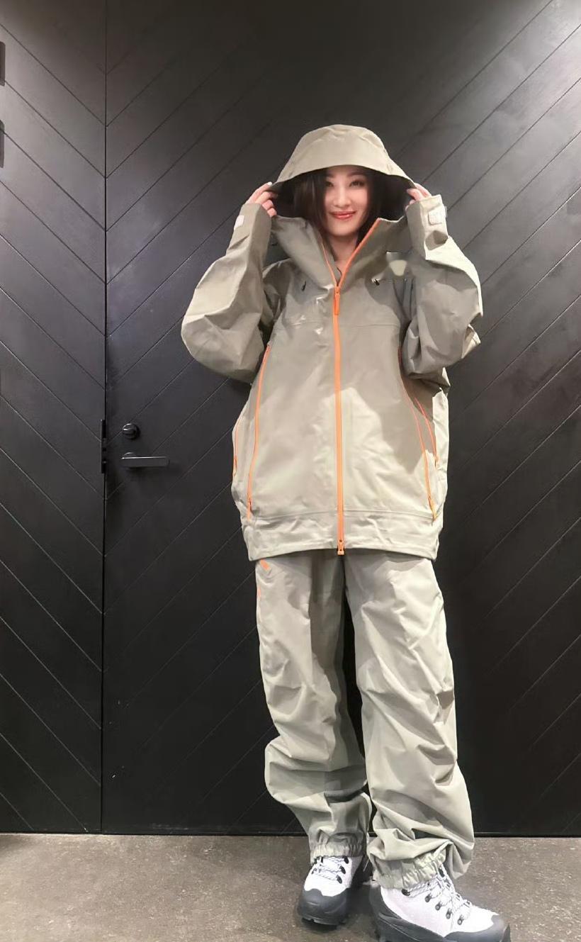 哇！郑希怡穿冲锋衣套装真好看！一眼看去潮范十足，而且充满了运动感，有活力又减