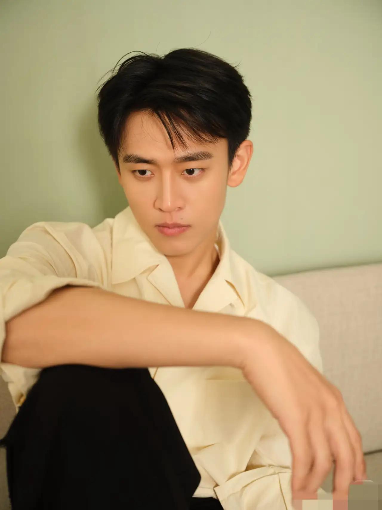 追《纯真年代的爱情》时，谁没被王天辰演的瞿桦勾过魂？明明是配角，却把先婚后爱的拉