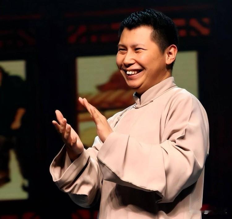 有人评论说，何沄伟是相声大师？何沄伟还是京剧大师？他的柳活在当今曲艺界独一无
