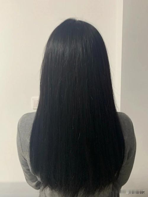 我妈六十三了，牙一颗没松，头发也黑，她的习惯跟大部分人完全反着年过六十后，
