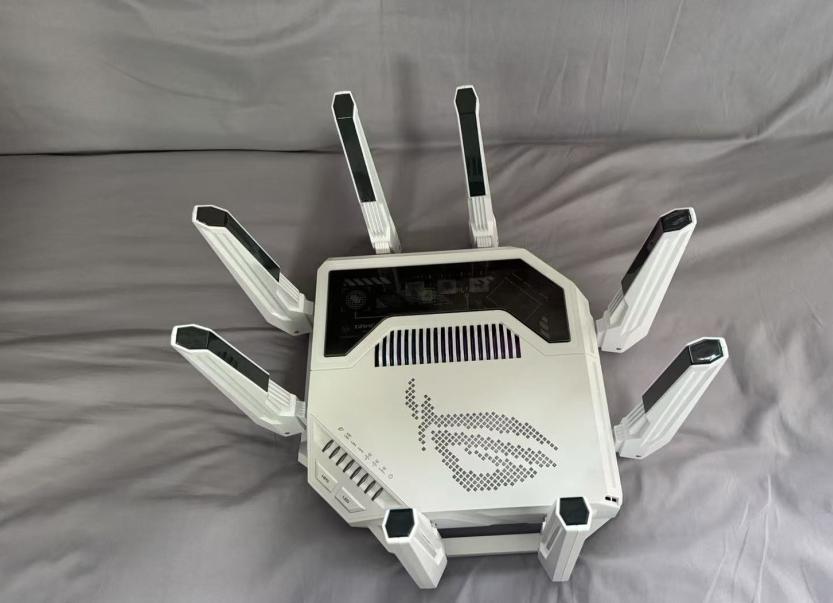 我靠！二手社区看到有人在出一台路由器产品，5800多元，这二手都这么贵，新的得卖
