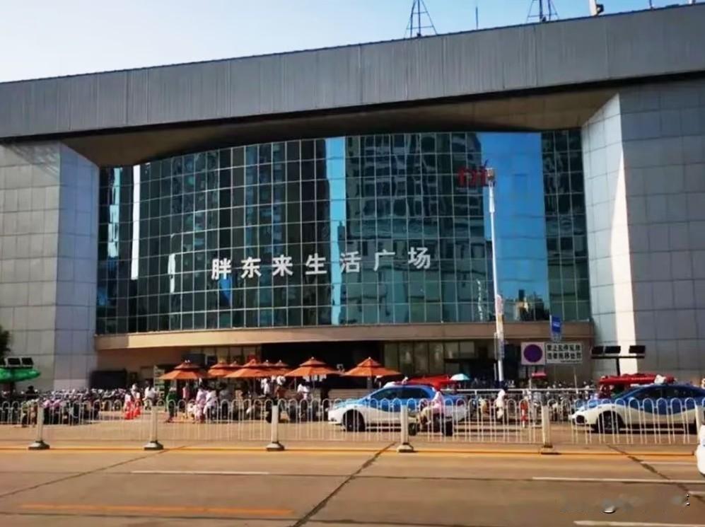 一个胖东来租金事件，不值得我们去站队选边。房东涨价，正常得很，简单的市场行为，