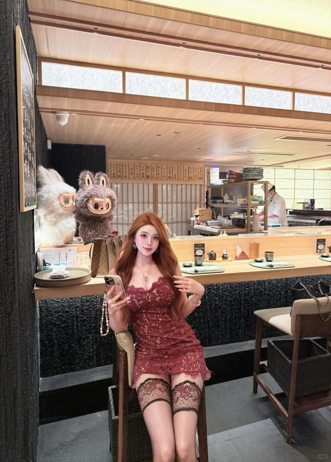 在日式餐厅里，红发美眉与萌宠摆拍，尽显时尚与可爱！🍣🐰💃
