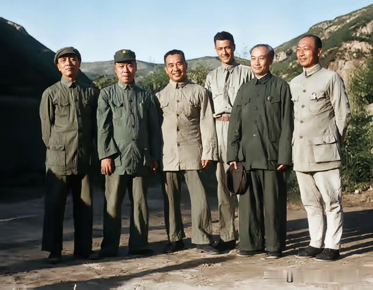 这是1944年在延安的一张非常有纪念意义的老照片，让我们看到了当年革命先辈们，艰